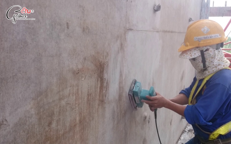 Kiểm tra bề mặt tường trước khi thi công
